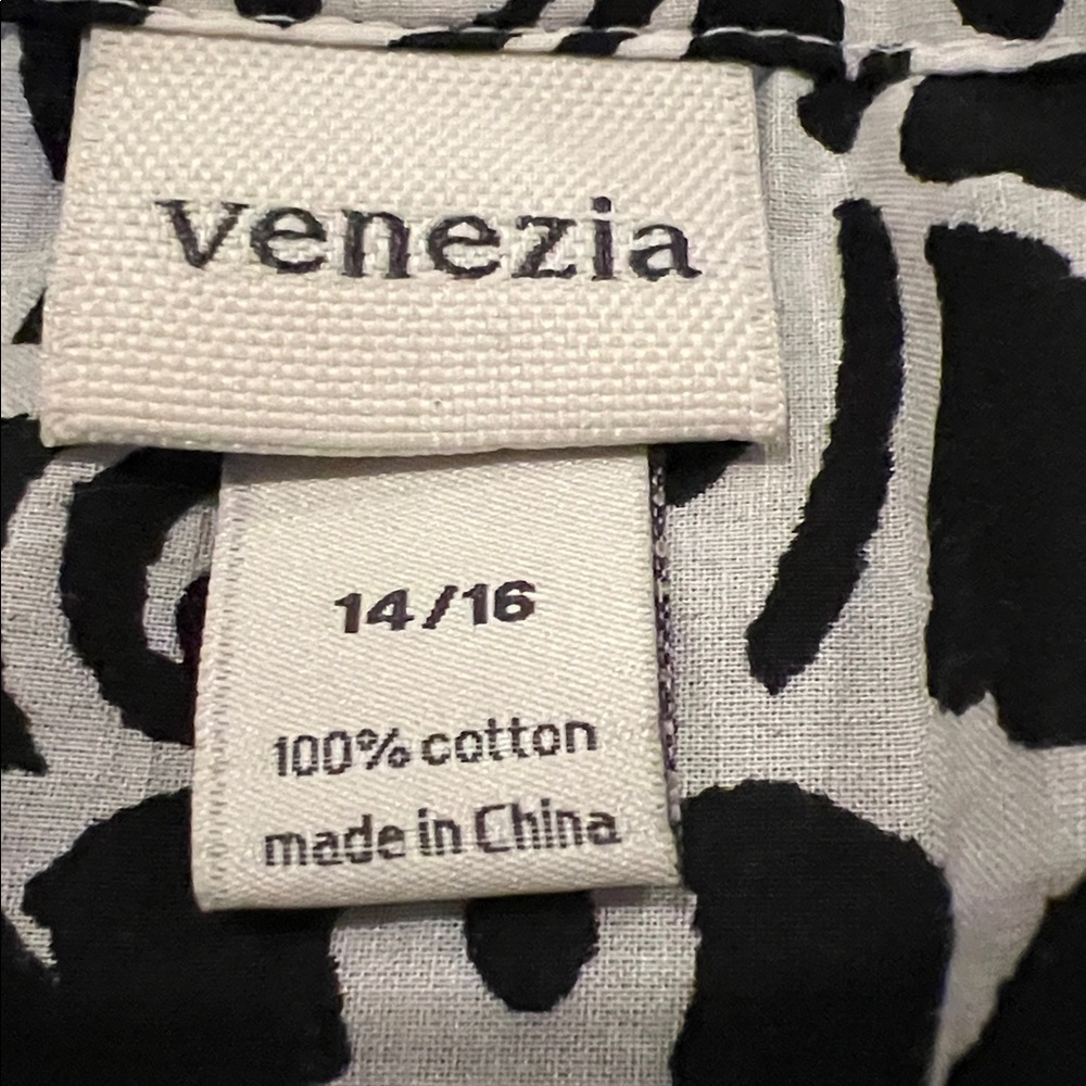 Venezia Black and White Whimsical Blouse w/ 3/4 sleeve Size 14/16 - Picture 7 of 8